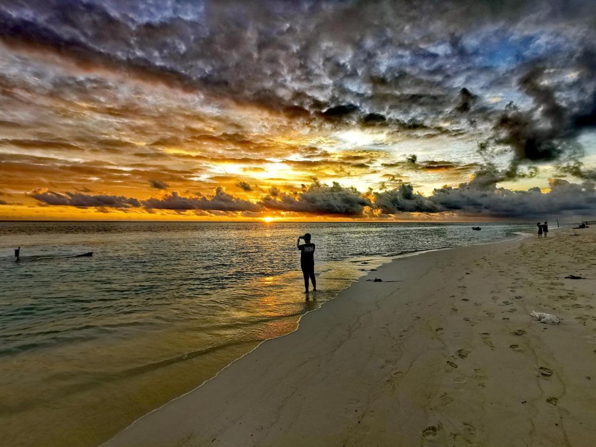 Blue Water Thoddoo Inn Bagian luar foto