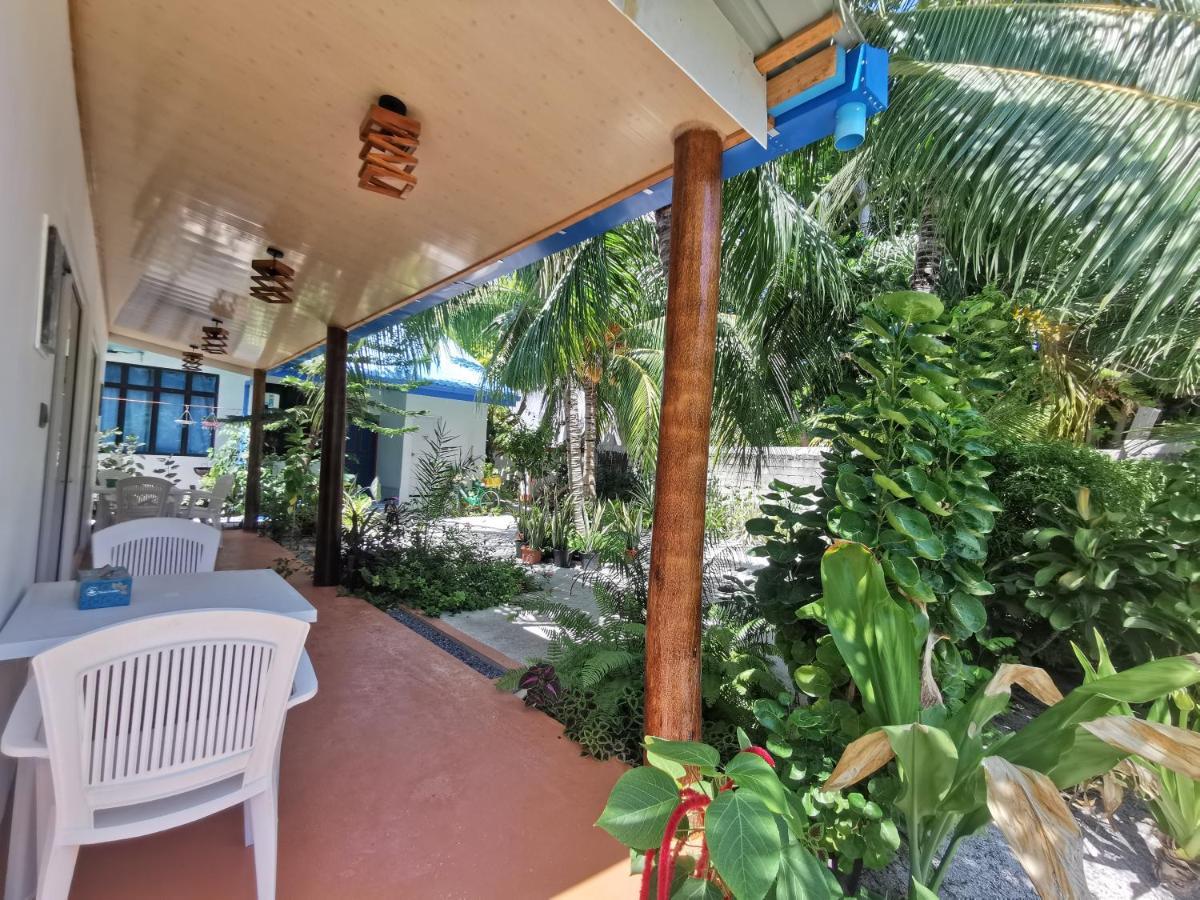 Blue Water Thoddoo Inn Bagian luar foto