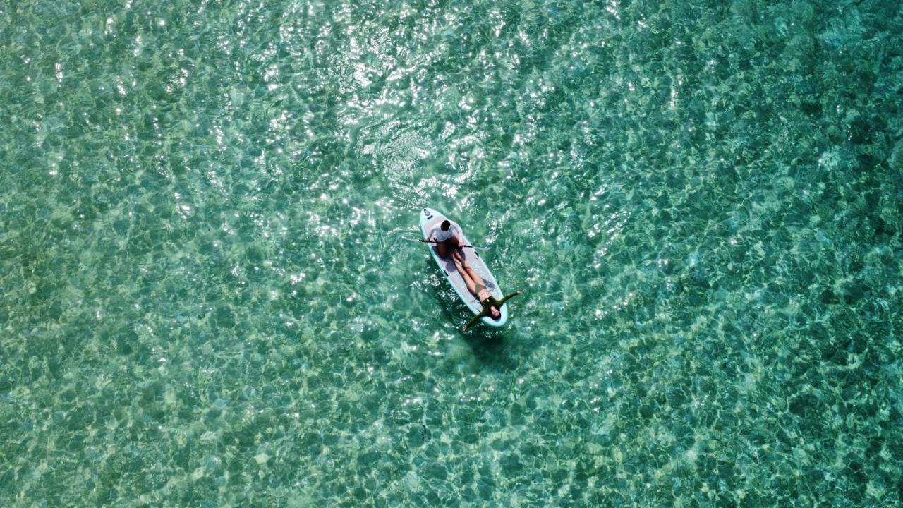 Blue Water Thoddoo Inn Bagian luar foto